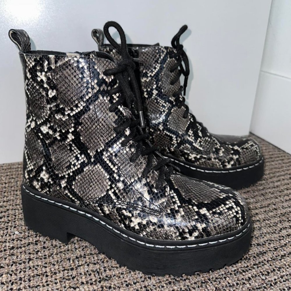 Jeffrey Campbell Women's Black and Grey Snakeskin Boots